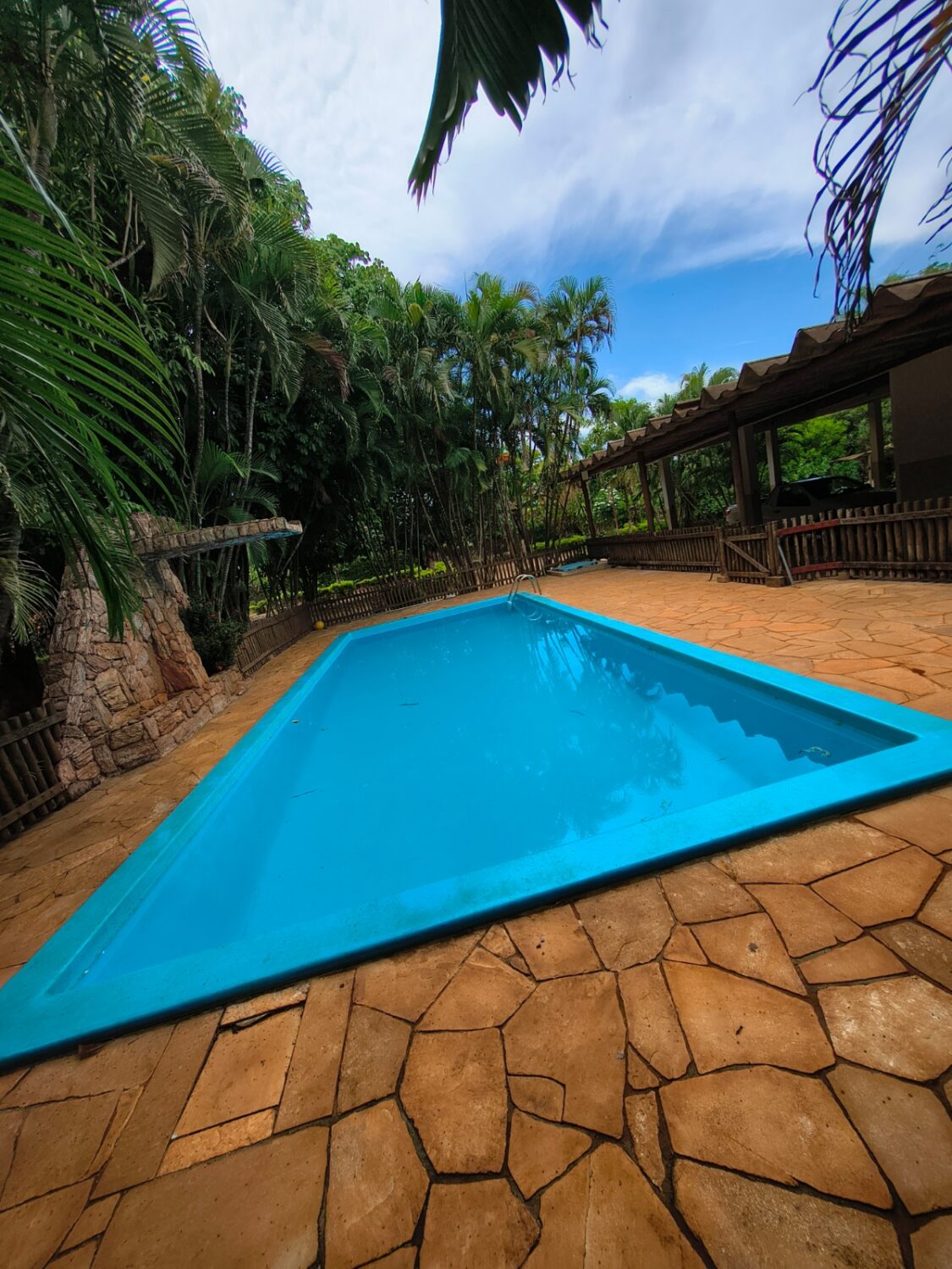 Piscina do Oasis Espaço cercada de verde