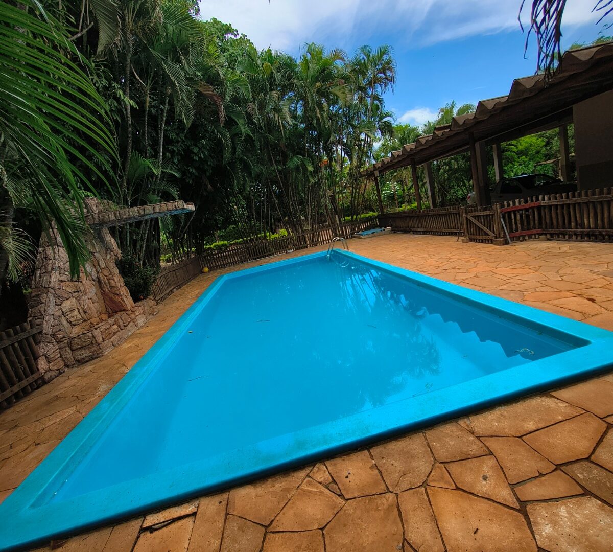 Piscina do Oasis Espaço cercada de verde
