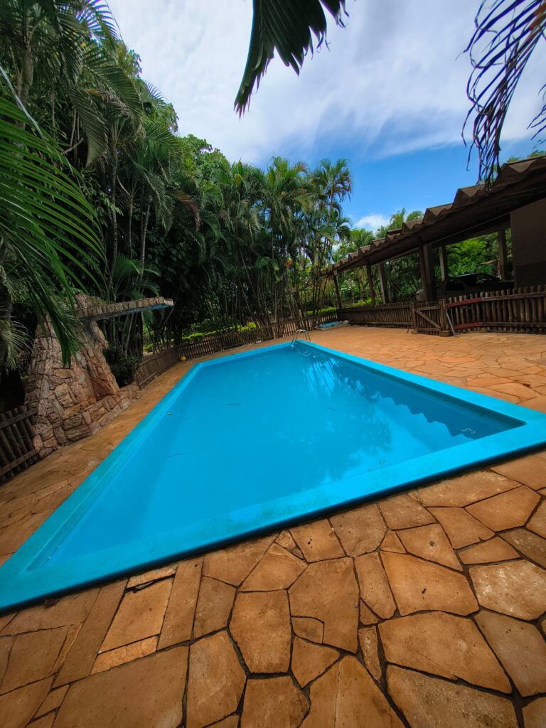 Piscina do Oasis Espaço cercada de verde