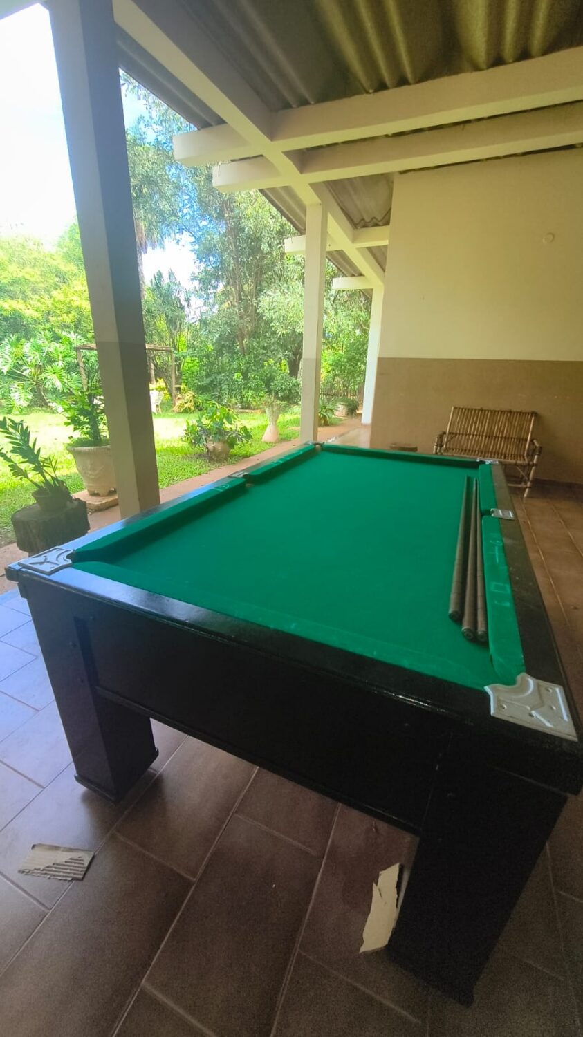Varanda com mesa de sinuca no Oasis Espaço